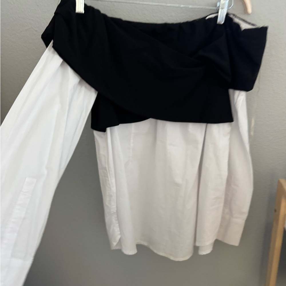 Perfect condition! Elegant Black and White Top - Picture 16 of 16